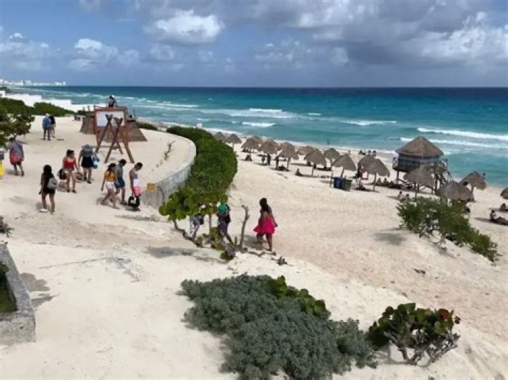Can felons fly to Cancun?