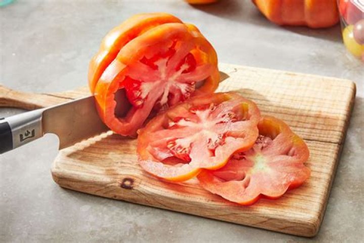 Can you slice tomatoes with a bread knife?