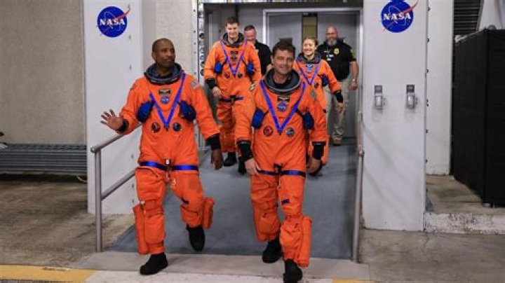 Do astronauts wear wedding rings?