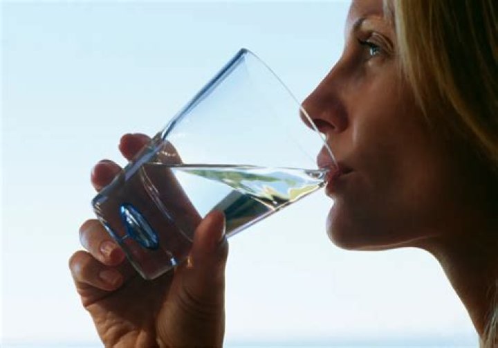 Does drinking cold water help you poop?