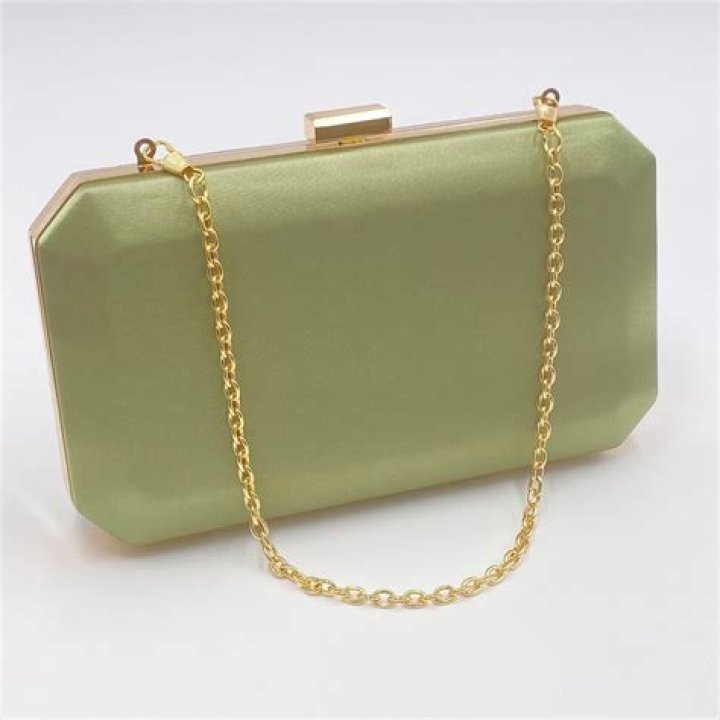 Does mother of the bride carry a purse?