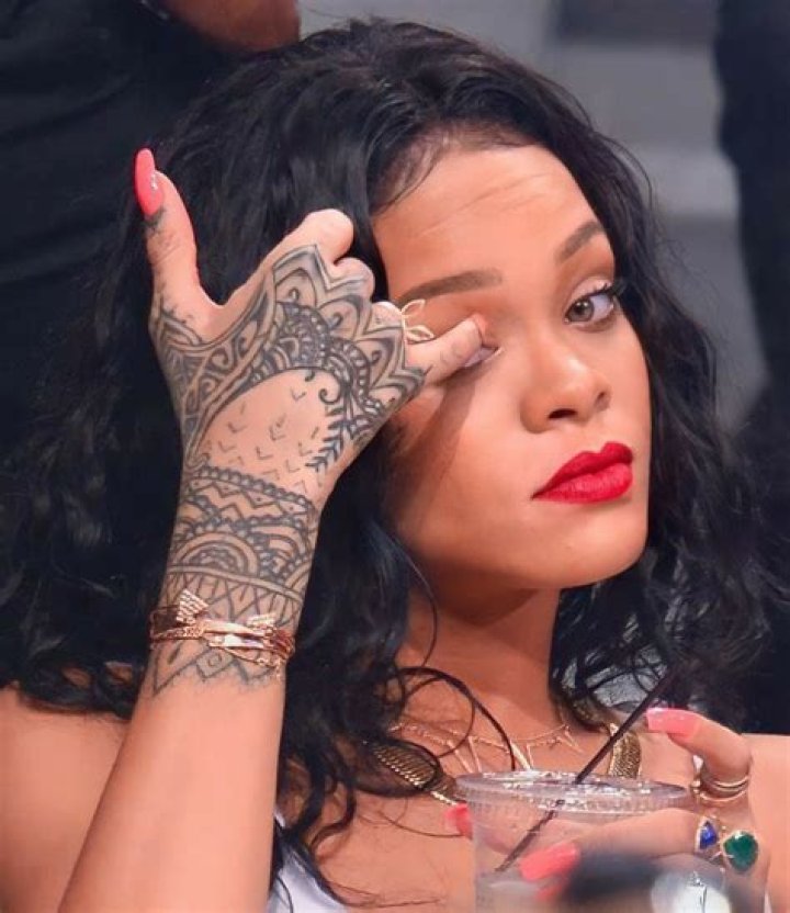 Does Rihanna have a hand tattoo?
