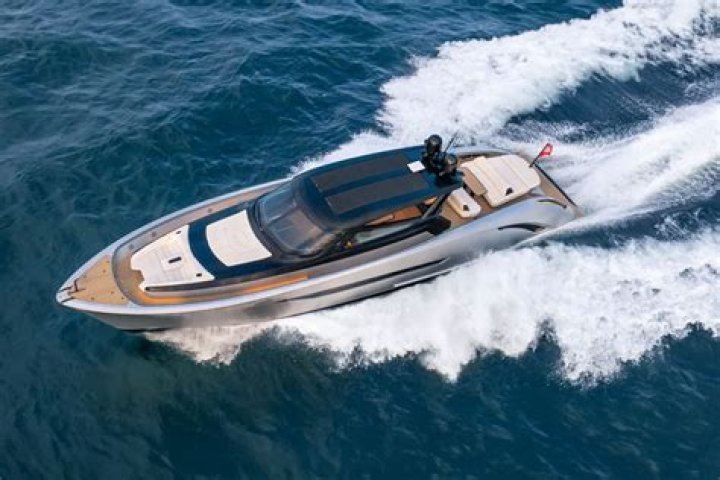 How big is Tom Brady's yacht?