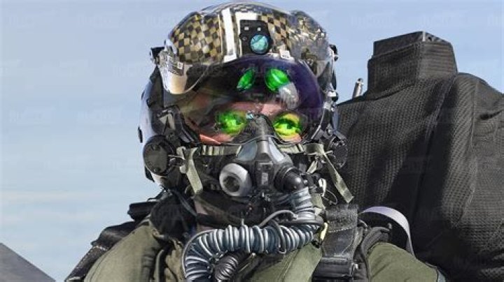 How much do f35 pilots make?