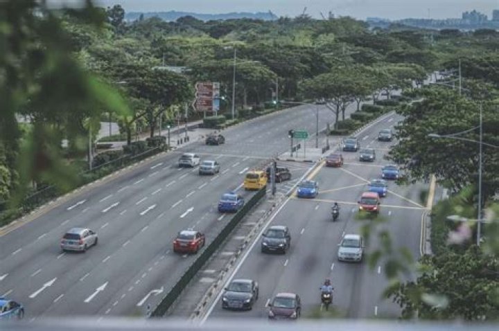 How should a beginner drive in traffic?