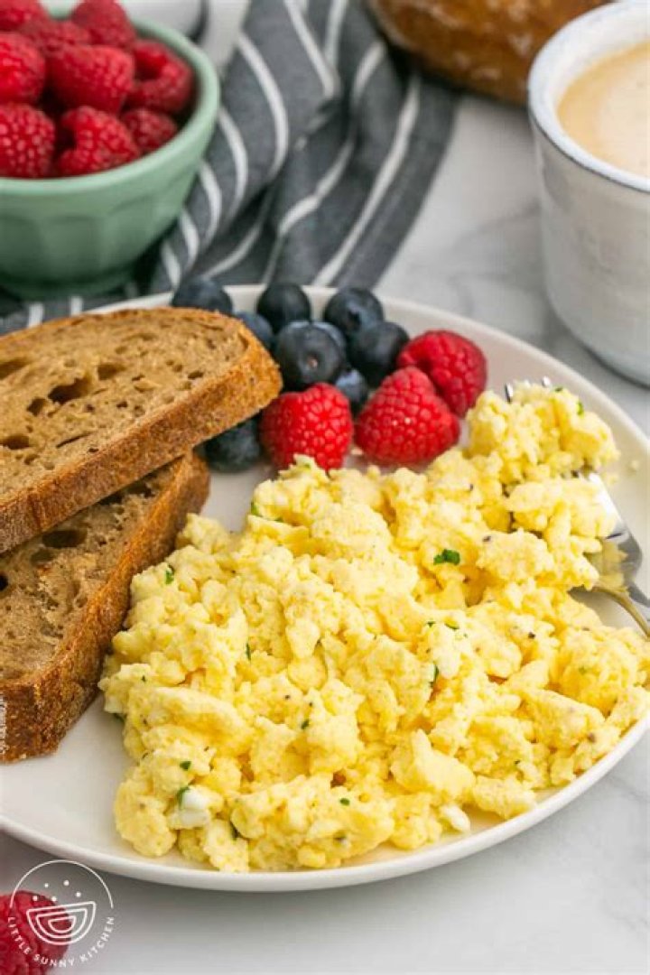 Is scrambled eggs and fruit a healthy breakfast?