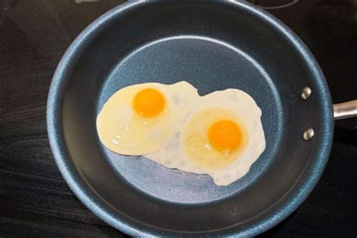 What pan is best for cooking eggs?