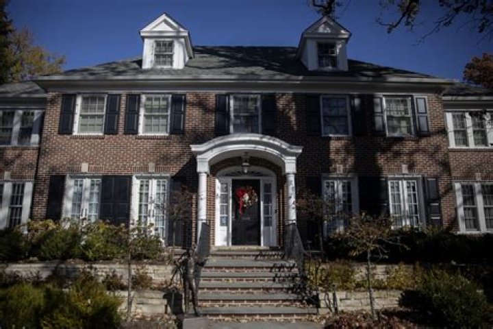 Where was the pool scene filmed in Home Alone?