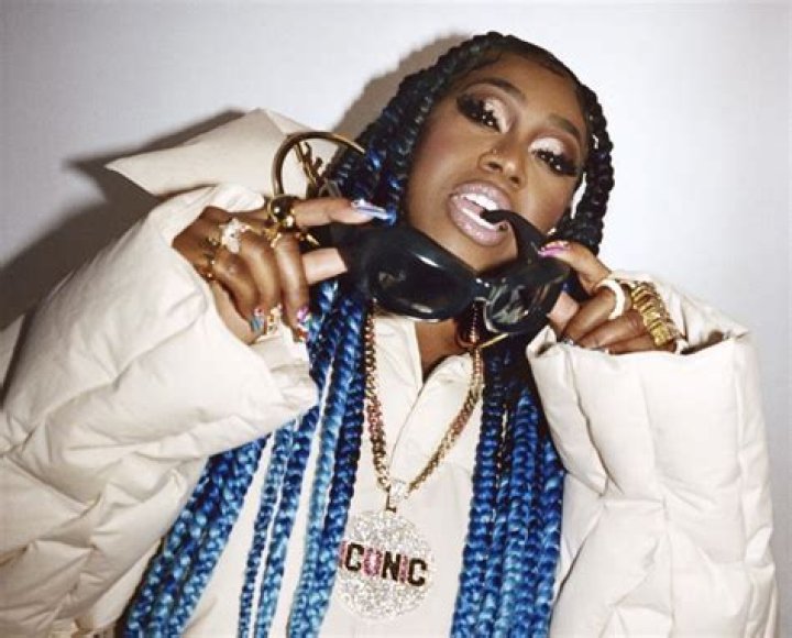 Who was the first female rapper to hit 1?